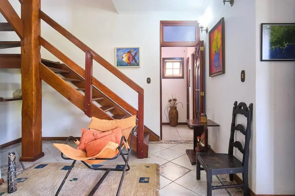 Casa linda em condomínio fechado-1